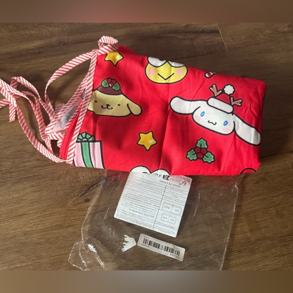 SANRIO-NWT Extra Large Red Character Christmas Tree Skirt - Picture 3 of 15